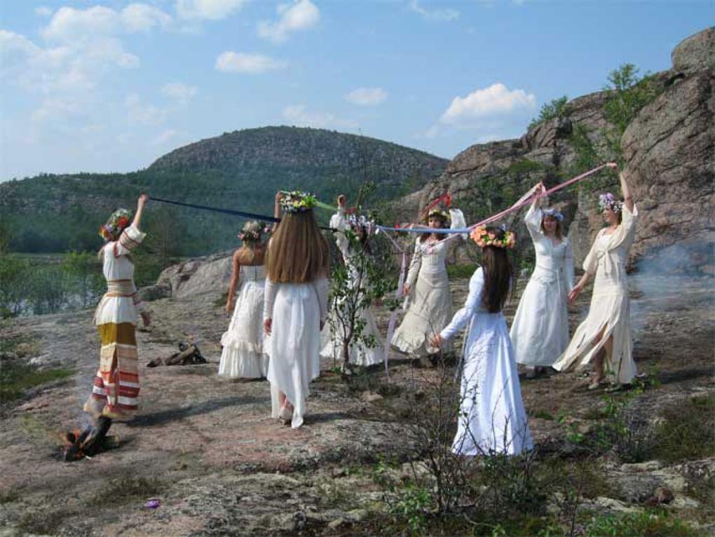 Участницы обряда завивания берез водят хоровод