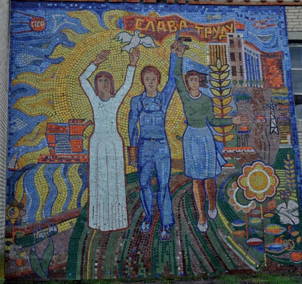 Мозаичное панно на здании в Ростове-на-Дону