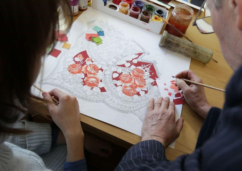 Художник изготавливает рисунок для платка в художественной мастерской ОАО «Павловопосадская платочная мануфактура». Фотография: А. Геодакян / ТАСС