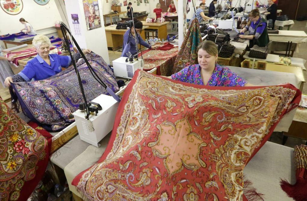 Обметка готовых платков в цеху ОАО «Павловопосадская платочная мануфактура». Фотография: А. Геодакян / ТАСС