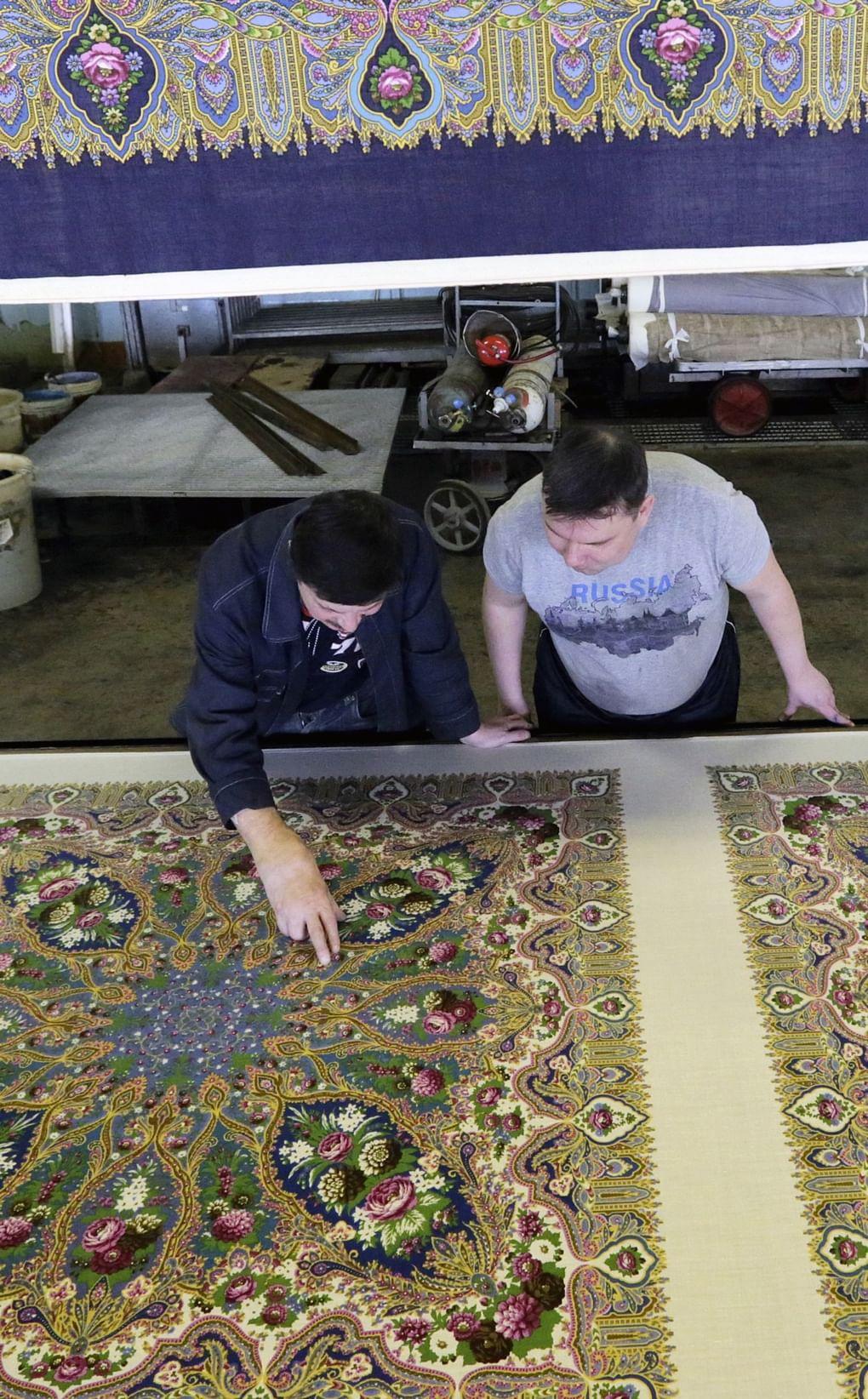 Нанесение платочного рисунка на ткань методом печати по шаблону в цеху ОАО «Павловопосадская платочная мануфактура». Фотография: А. Геодакян / ТАСС