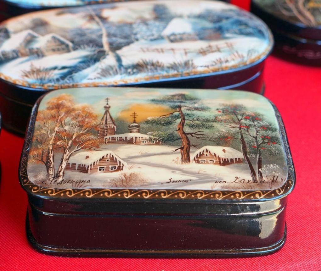 Лаковая расписная сувенирная шкатулка. Туристическая деревня Верхние Мандроги, Ленинградская область, Подпорожский район. Фотография: А. Мишина / фотобанк «Лори»