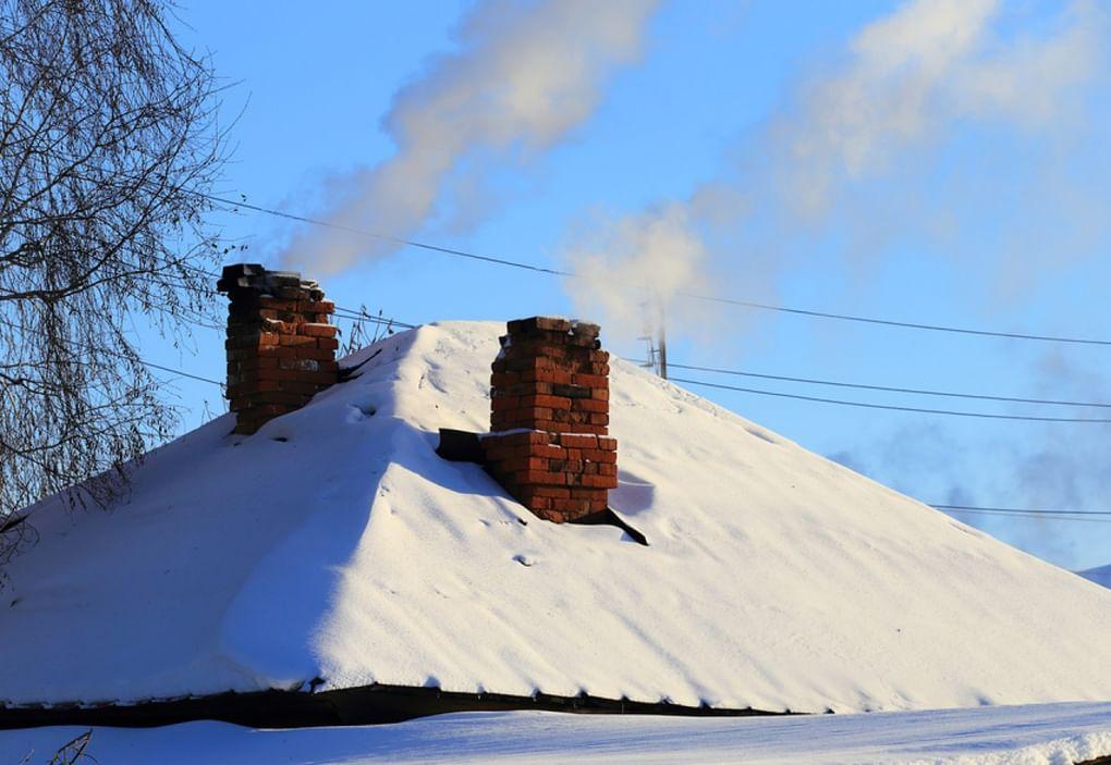 Дым из печной трубы. Фотография: А. Матвейчук / фотобанк «Лори»