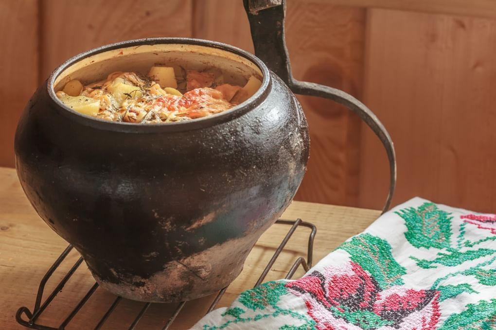 Чугунок с тушеным мясом и овощами, приготовленными в русской печи. Фотография: Н. Король / фотобанк «Лори» 