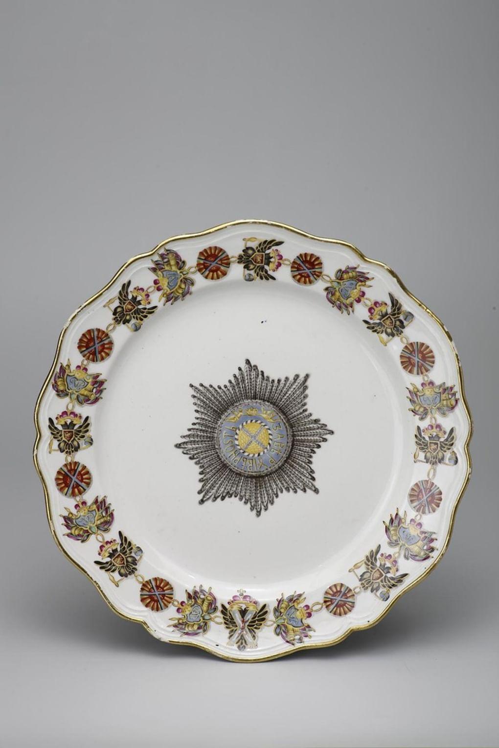 Тарелка мелкая из сервиза ордена Святого апостола Андрея Первозванного (Андреевский сервиз). 1778–1780. Эрмитаж