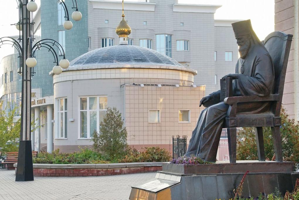 Памятник святителю Макарию (Булгакову), митрополиту Московскому и Коломенскому, уроженцу святого Белогорья, в Белгороде. Фотография: А. Шаповалов / фотобанк «Лори»
