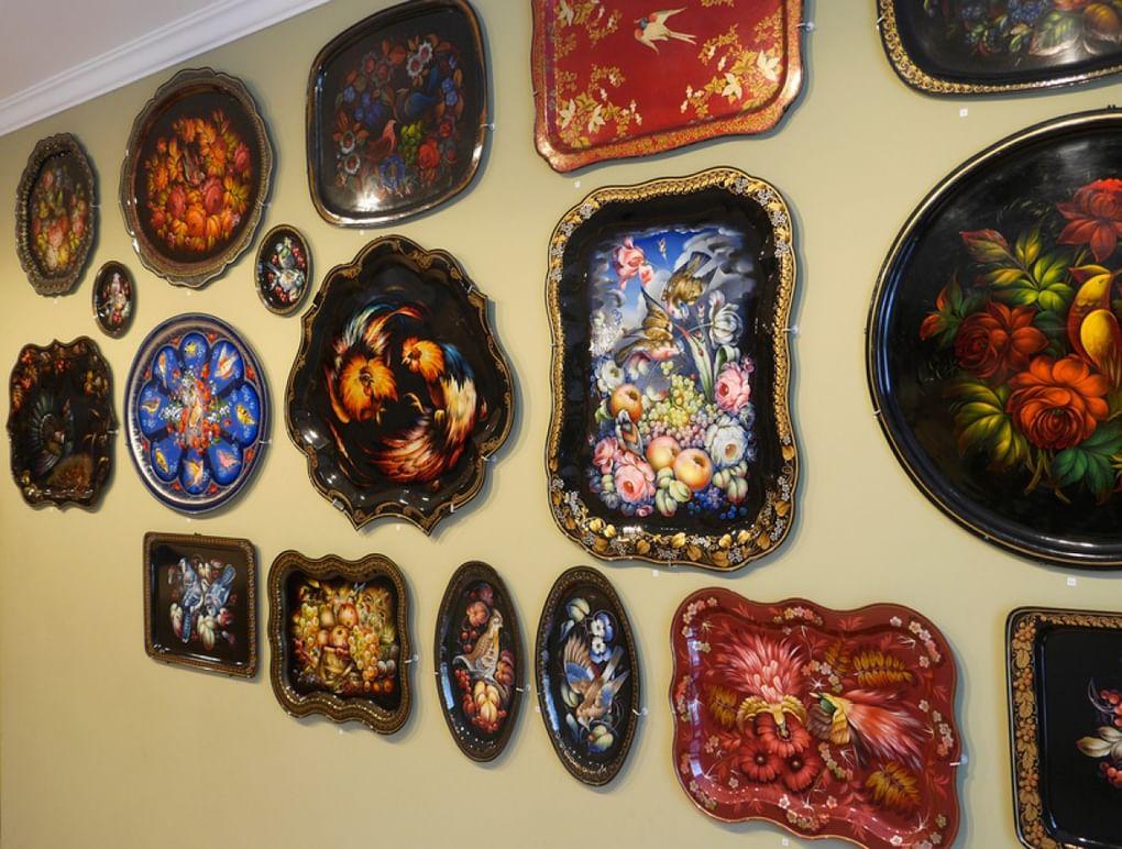 Выставка расписных подносов в Музее прикладного искусства «Жостово» в Подмосковье. Фотография: М. Гулячик / фотобанк «Лори»