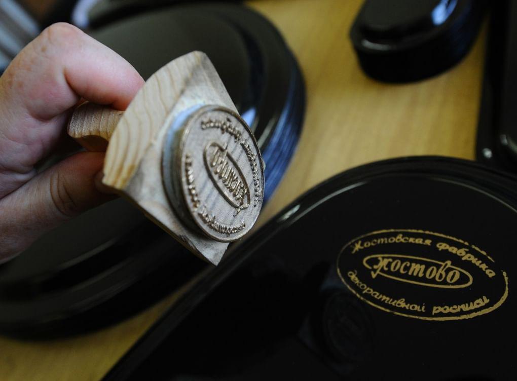 Фирменное клеймо Жостовской фабрики декоративной росписи на подносе. Фотография: С. Красильников / ИТАР–ТАСС 