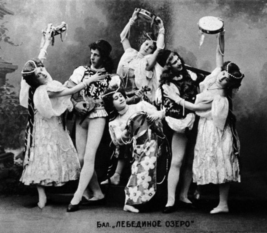 Сцена из балета «Лебединое озеро» Петра Чайковского (балетмейстеры — Мариус Петипа и Лев Иванов). 1895 год