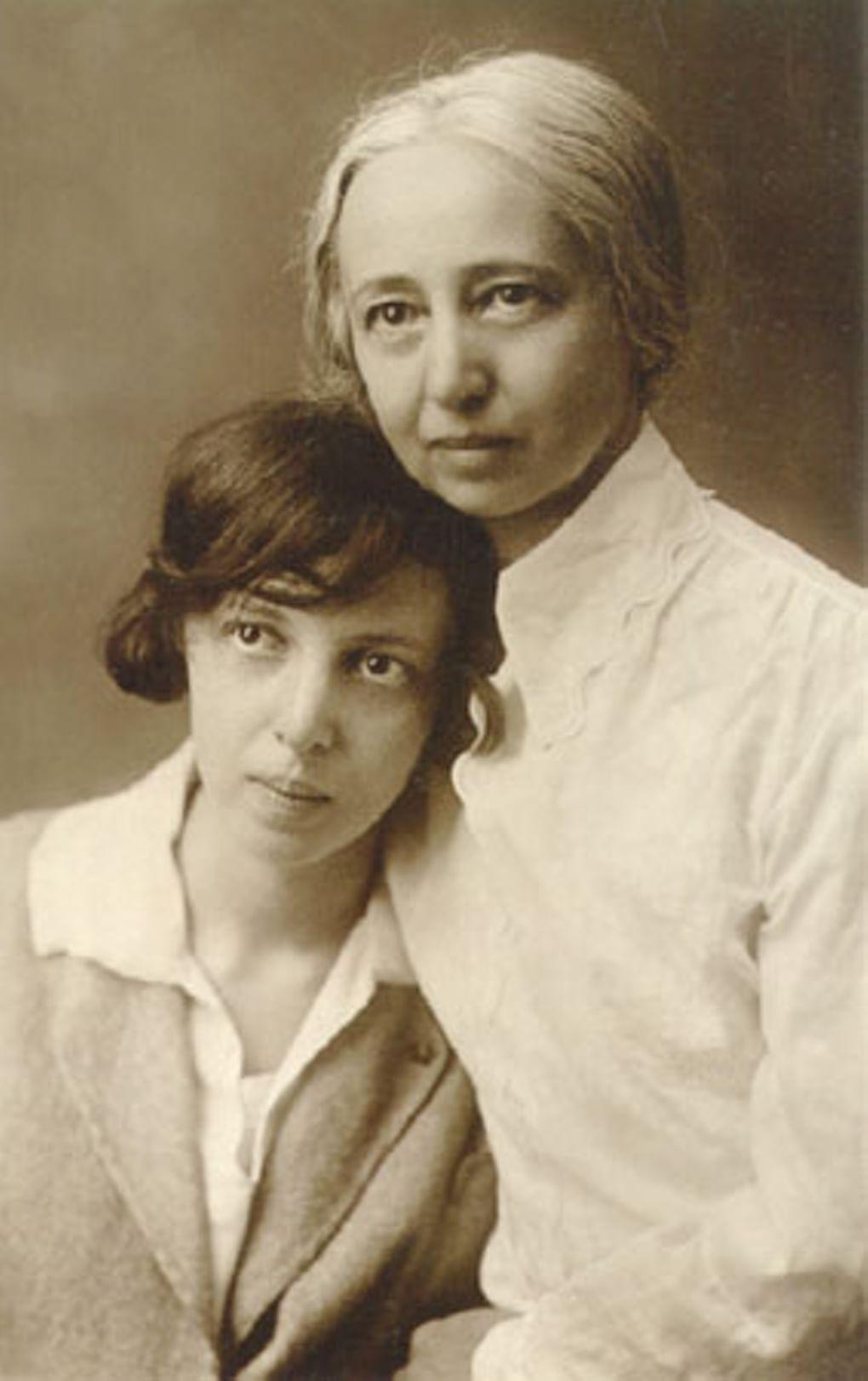 Нора Галь с матерью Фредерикой Гальпериной. Апрель 1934 г.