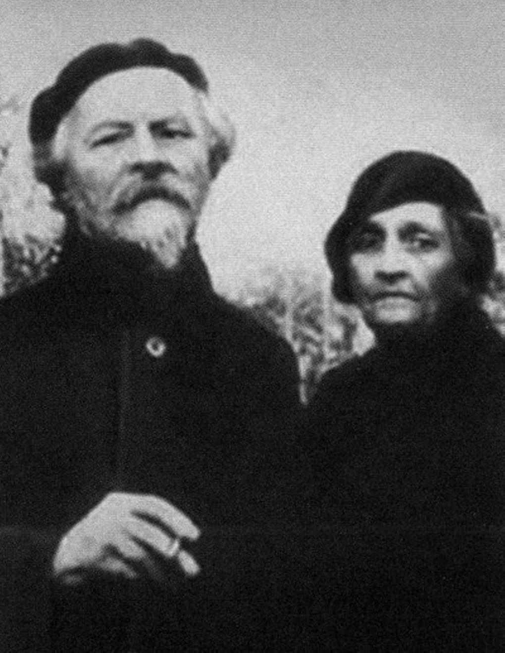 Константин Бальмонт и Елена Цветковская. Вторая половина 1930-х гг. Фото: П. В. Куприяновский, Н. А. Молчанова. «Бальмонт.. «Солнечный гений» русской литературы». Редактор Л. С. Калюжная. М.: Молодая гвардия, 2014. 384 с.