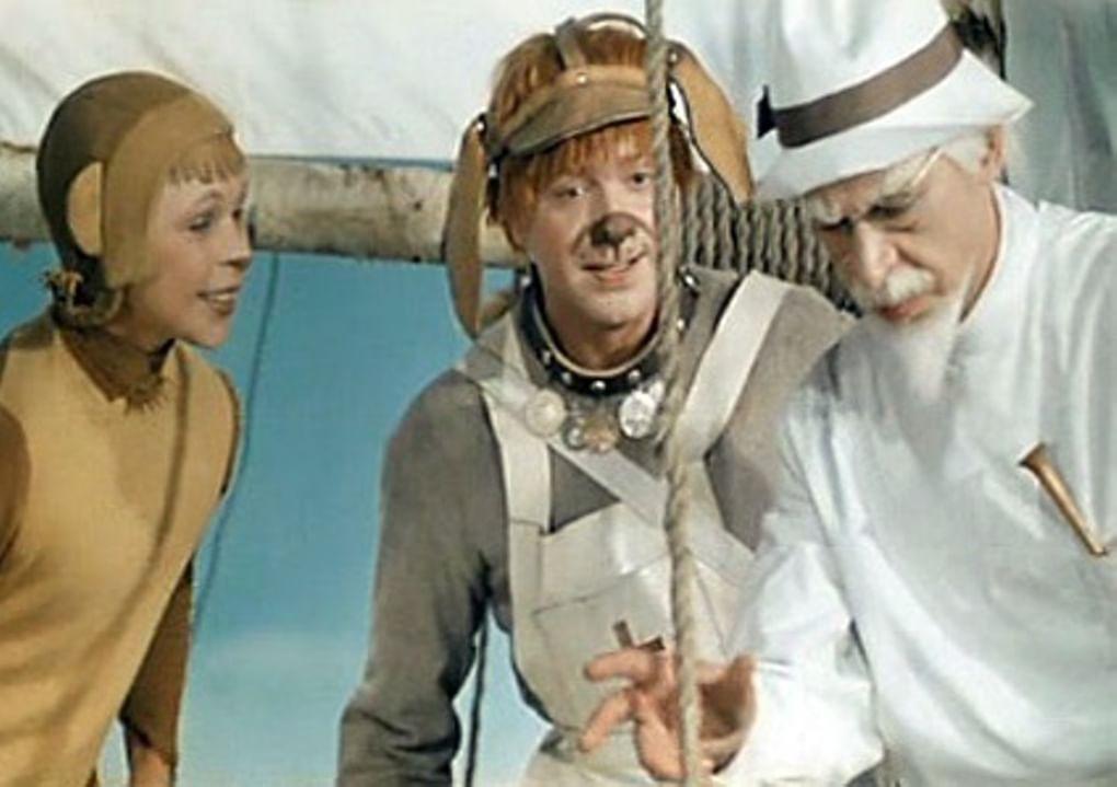 Олег Ефремов в роли Айболита. Кадр из фильма «Айболит-66» (1967)