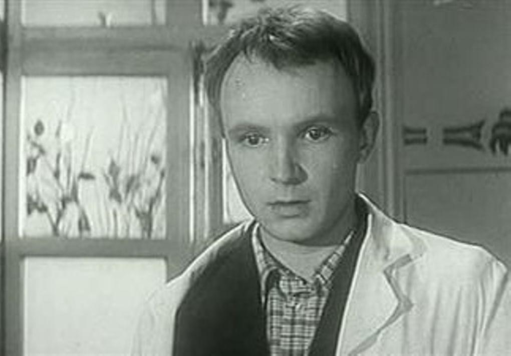 Андрей Мягков в роли Сергея Петровича Чеснокова. Кадр из фильма «Похождения зубного врача» (1965)