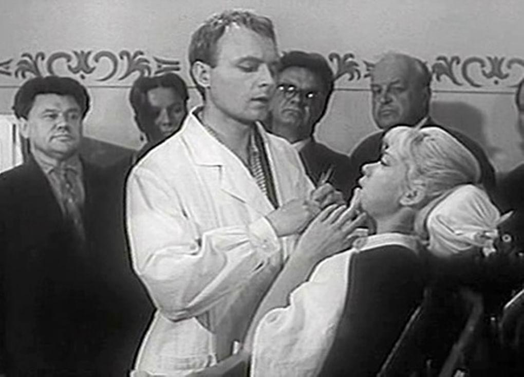 Андрей Мягков в роли Сергея Петровича Чеснокова. Кадр из фильма «Похождения зубного врача» (1965)