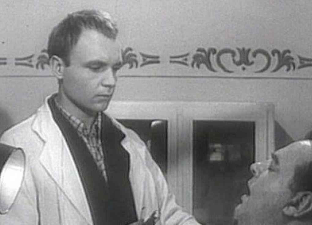 Андрей Мягков в роли Сергея Петровича Чеснокова. Кадр из фильма «Похождения зубного врача» (1965)