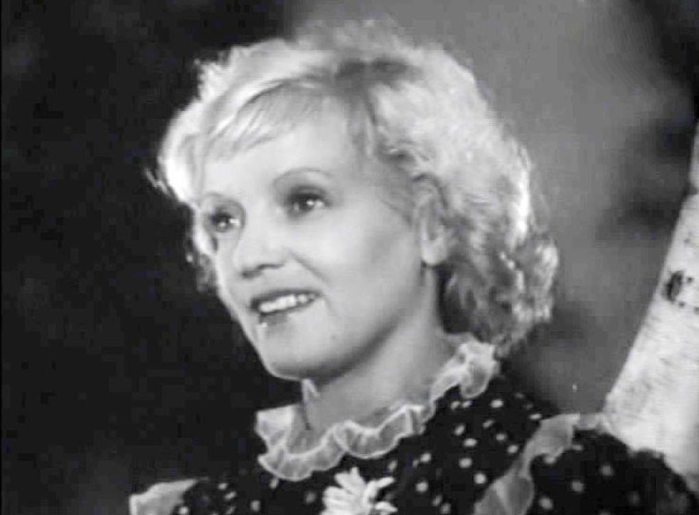 Марина Ладынина в роли Вари Панковой. Кадр из фильма «В 6 часов вечера после войны» (1944)