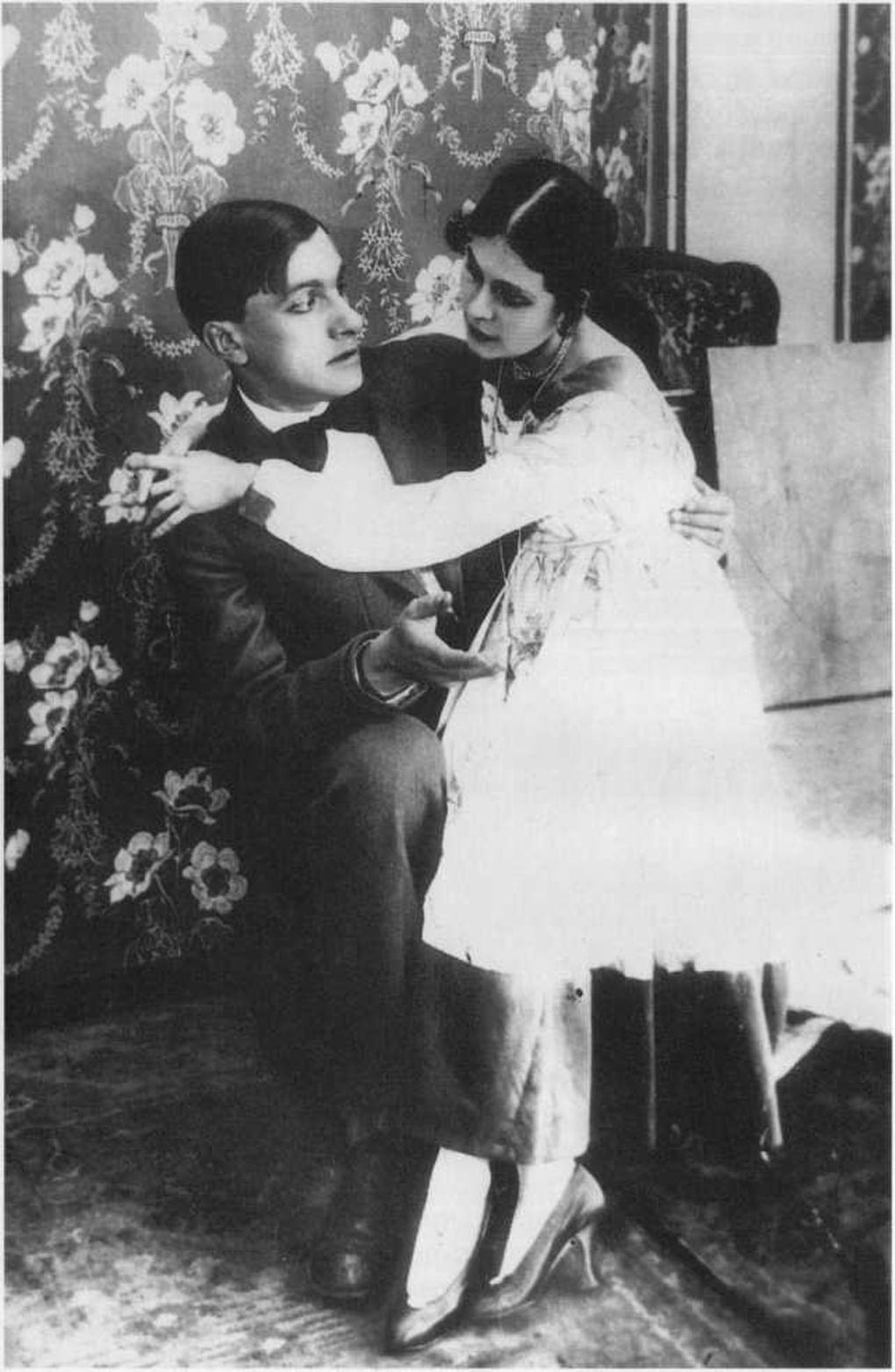 Лиля Брик и Владимир Маяковский. Кадр из фильма «Закованная фильмой». 1918 год. Фотография: e-reading.club