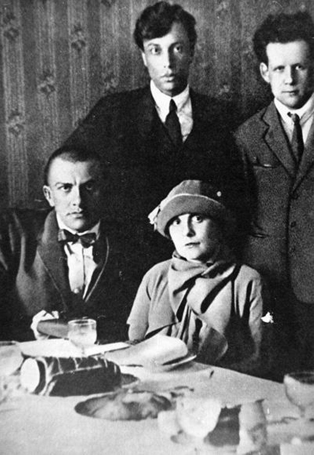 Слева направо: Владимир Маяковский, Лиля Брик, Борис Пастернак, Сергей Эйзенштейн. Фотография: clubintimlife.ru