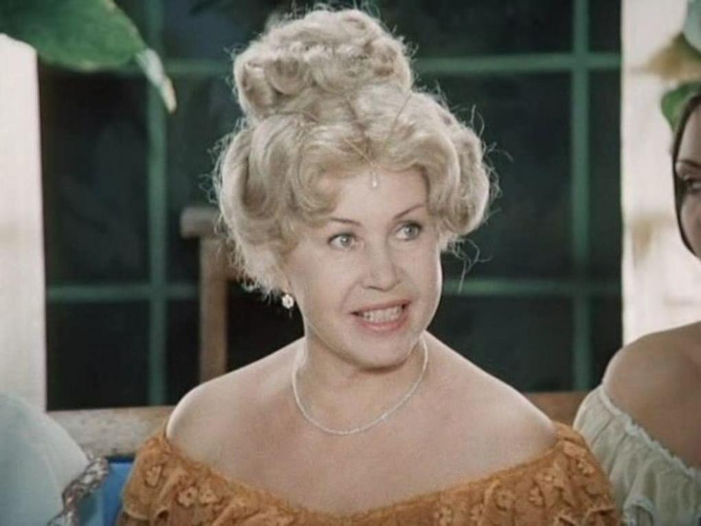 Инна Макарова в роли губернаторши в фильме «Мертвые души» (1984)