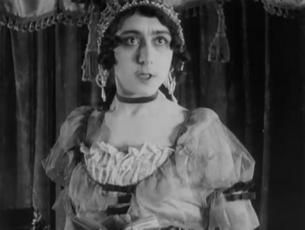 Вера Каралли в роли Зои Кадминой в фильме «После смерти» (1915)