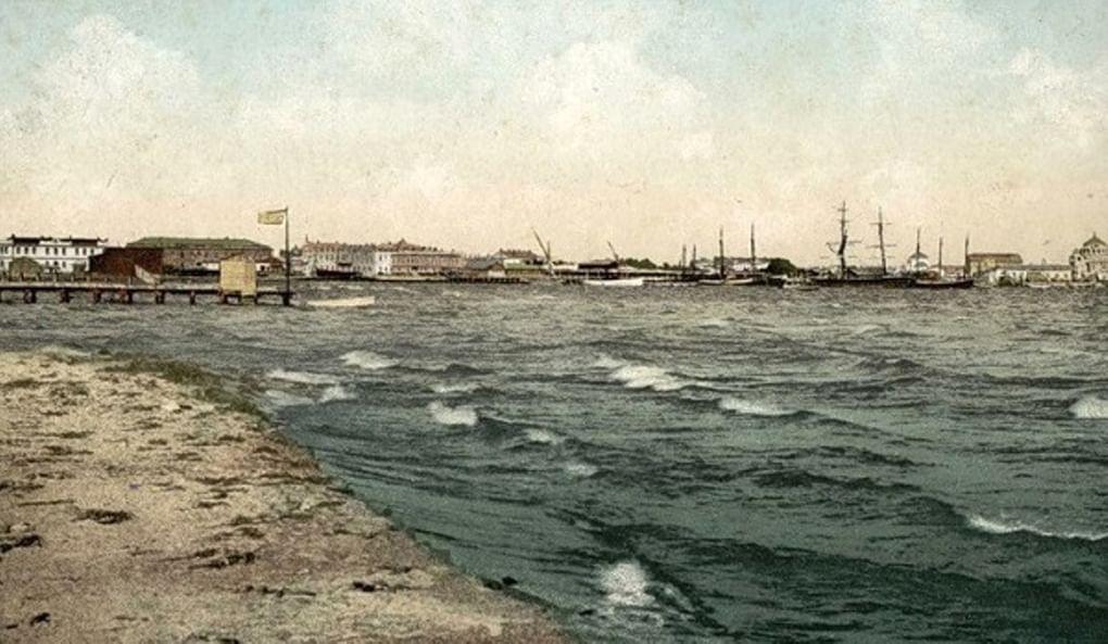 Дореволюционная открытка. Евпатория. Западная сторона (прибой). Фотография: crimea.mk.ru