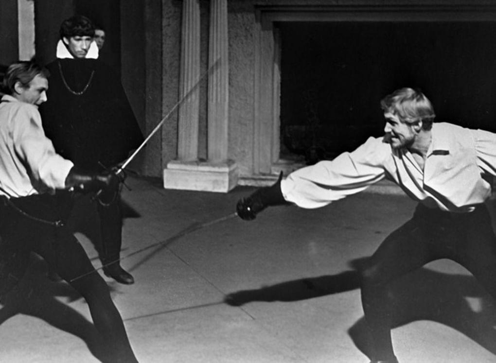Кадр из фильма «Гамлет» (1964)