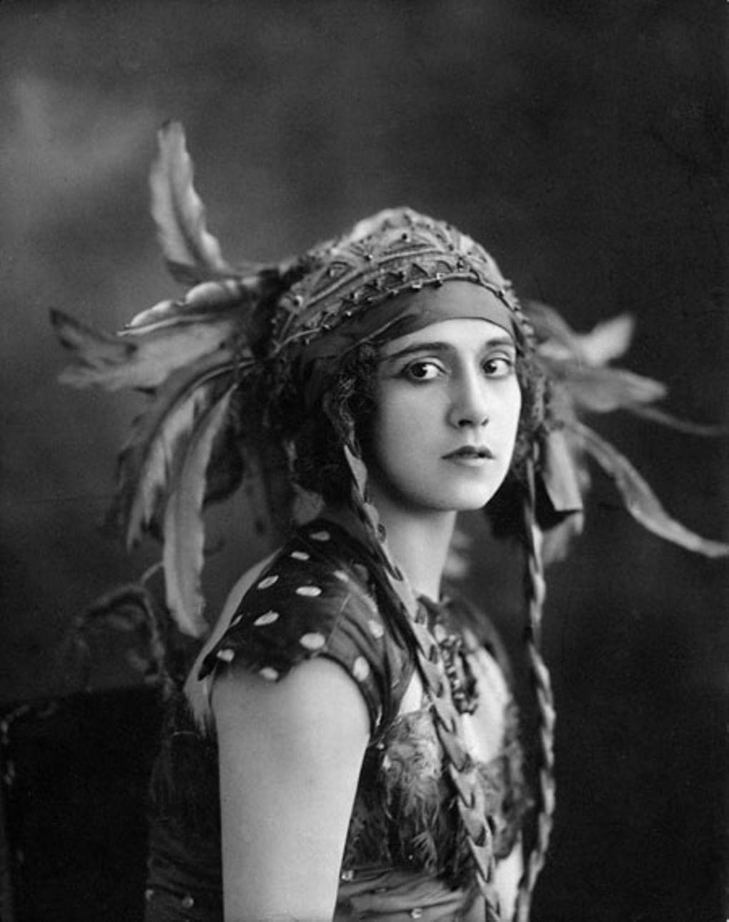 Неизвестный фотограф. Портрет Тамары Карсавиной в костюме из балета «Жар-прица». 1910. Фотография: museum.ru