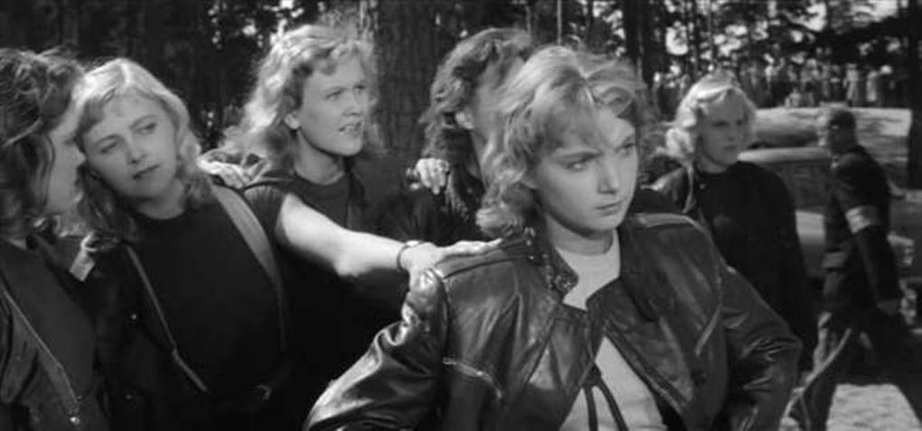 Кадр из фильма «Озорные повороты» (1959)