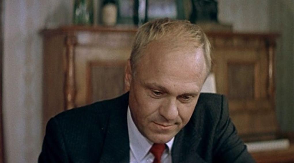 Владимир Меньшов в роли Олега Николаевича в фильме «Курьер» (1986)