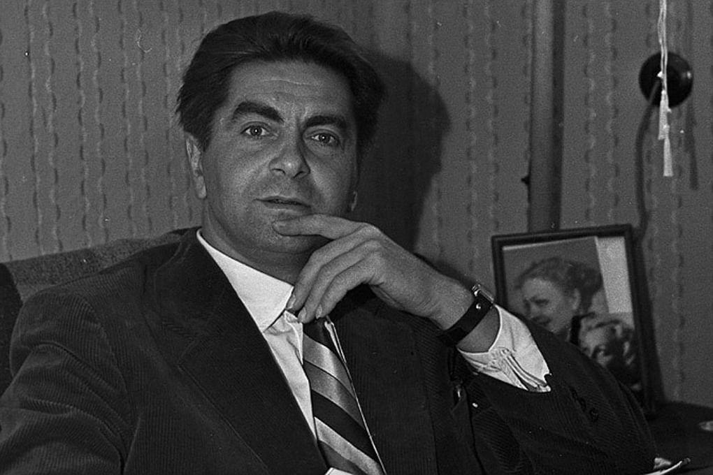 Артист Театра имени Евгения Вахтангова Юрий Любимов у себя дома. Москва, 1957. Фотография: aif.ru