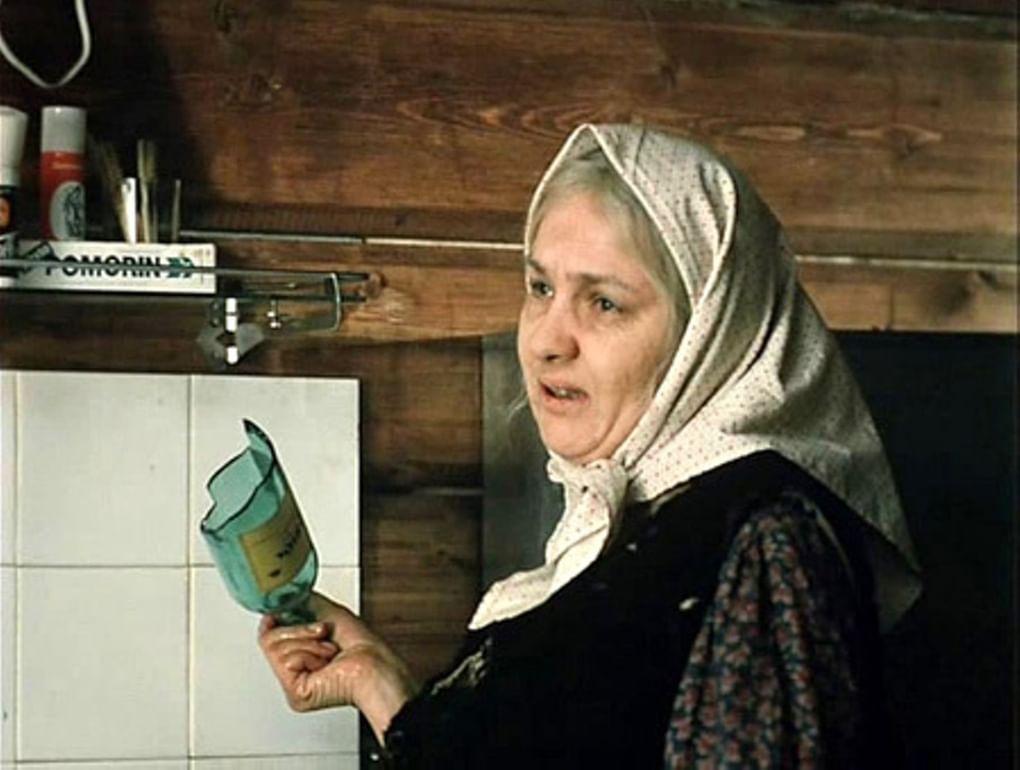 Наталья Тенякова в роли бабы Шуры в фильме «Любовь и голуби» (1984)