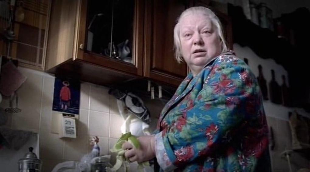 Светлана Крючкова в роли Нины Антоновны Савельевой в фильме «Похороните меня за плинтусом» (2009)
