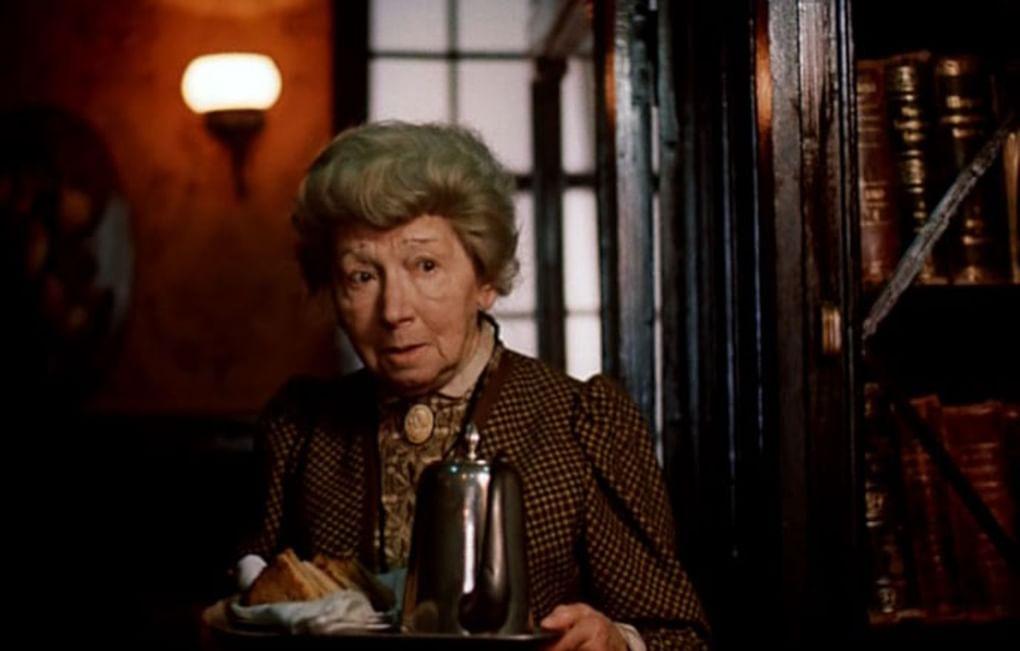 Рина Зеленая в роли миссис Хадсон в фильме «Приключения Шерлока Холмса и доктора Ватсона: Сокровища Агры» (1983)