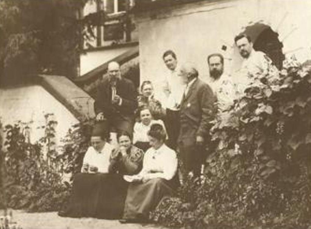 Фотокопия. Танеев Сергей Иванович на даче у своих друзей Масловых - фото группа. С.И. стоит слева второй. Всероссийское музейное объединение музыкальной культуры имени М.И. Глинки. Фотография: goskatalog.ru