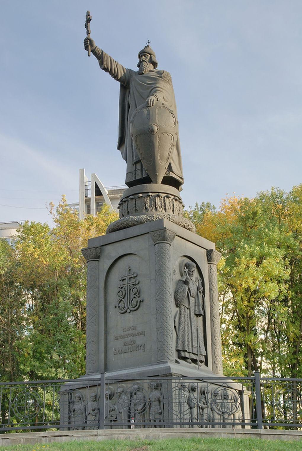Памятник святому равноапостольному князю Владимиру- крестителю Руси в Белгороде. Фотография:  Алексей Шаповалов / Фотобанк Лори