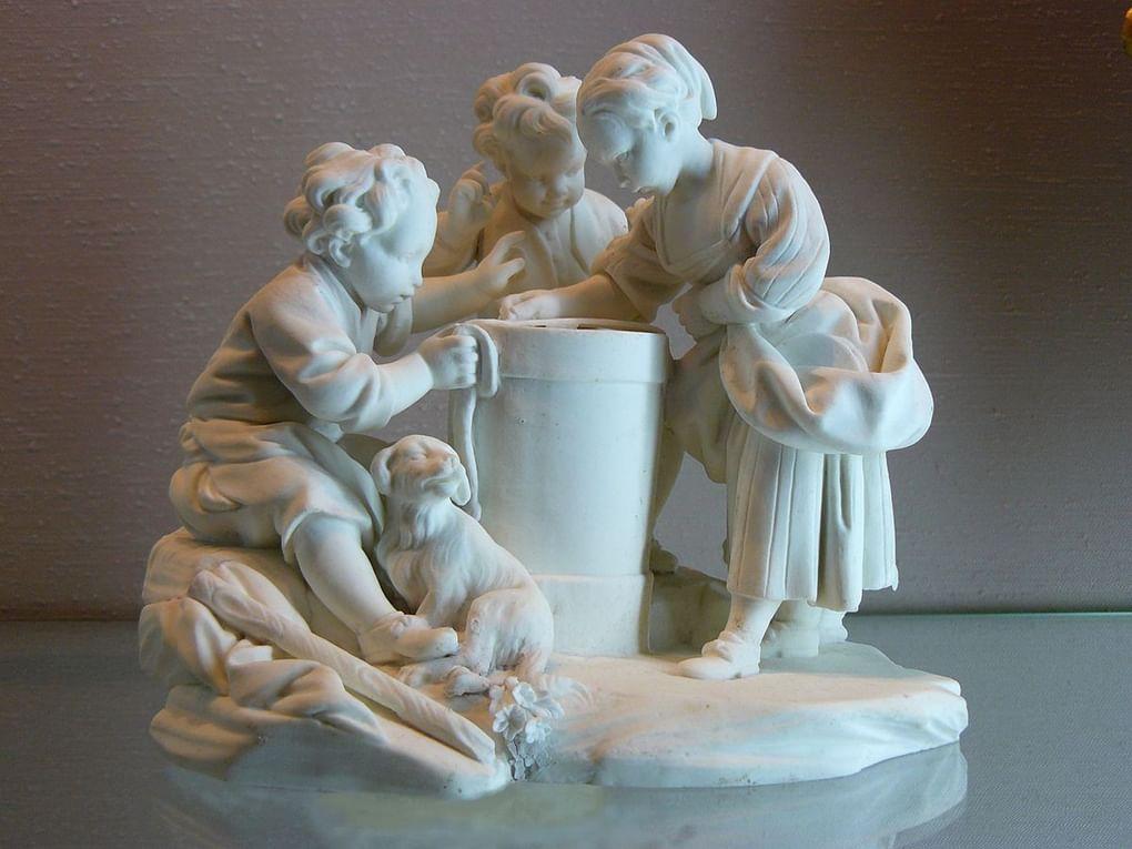 Играющие дети. Статуэтка, Севрский фарфор, по модели Э.Фальконе. 1757. Национальный музей керамики (Франция)