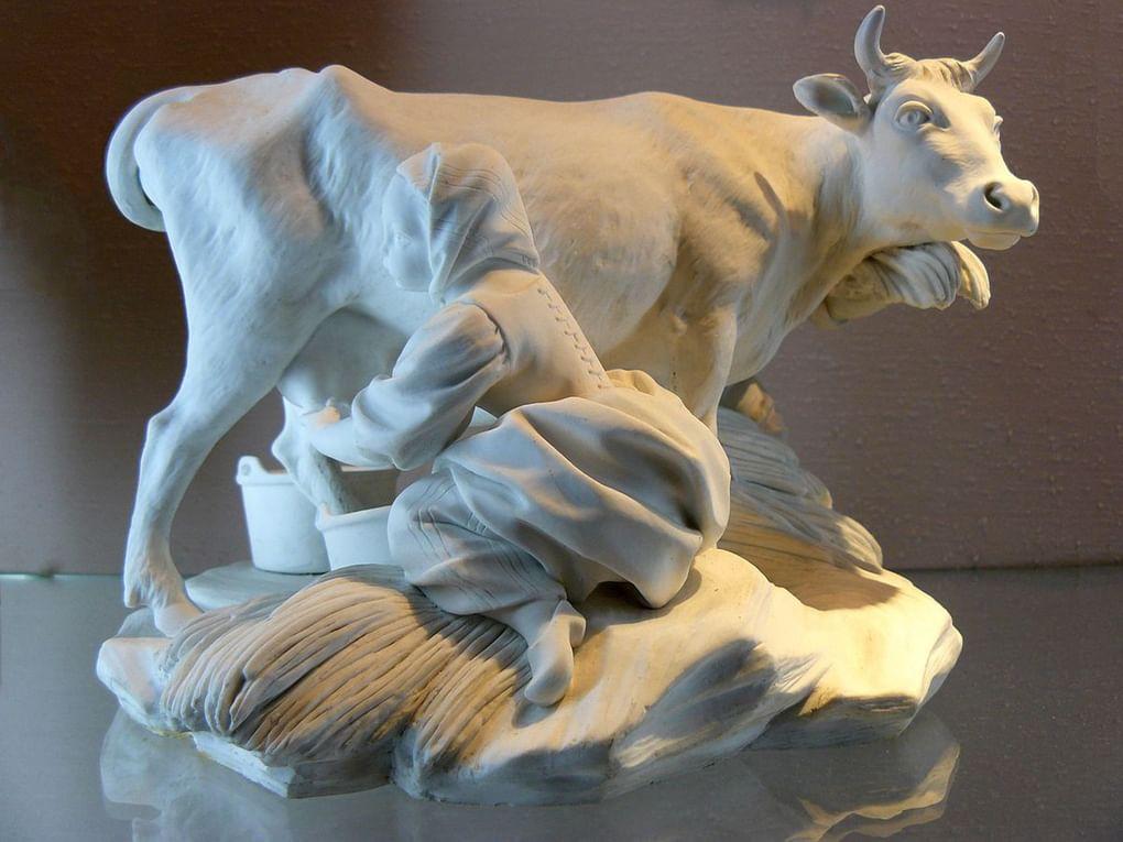 Доярка с коровой. Статуэтка, Севрский фарфор, по модели Э.Фальконе. 1757. Национальный музей керамики (Франция)