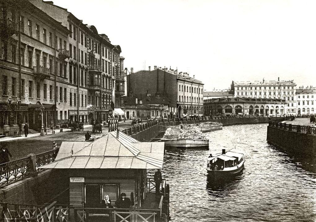Вид с Большого Конюшенного моста на Круглый рынок. 1900 год. Фотография: kulturologia.ru