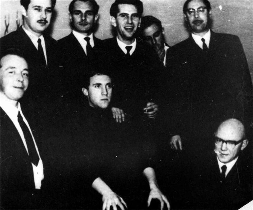 Высоцкий с организаторами концерта во Дворце спорта. Куйбышев, 29.11.1967 Фотография: www.bards.ru