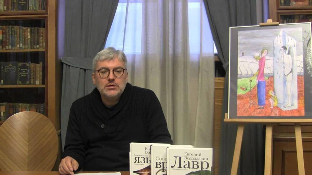 Евгений Водолазкин читает фрагмент из романа «Авиатор» (2016). Фотография: godliteratury.ru
