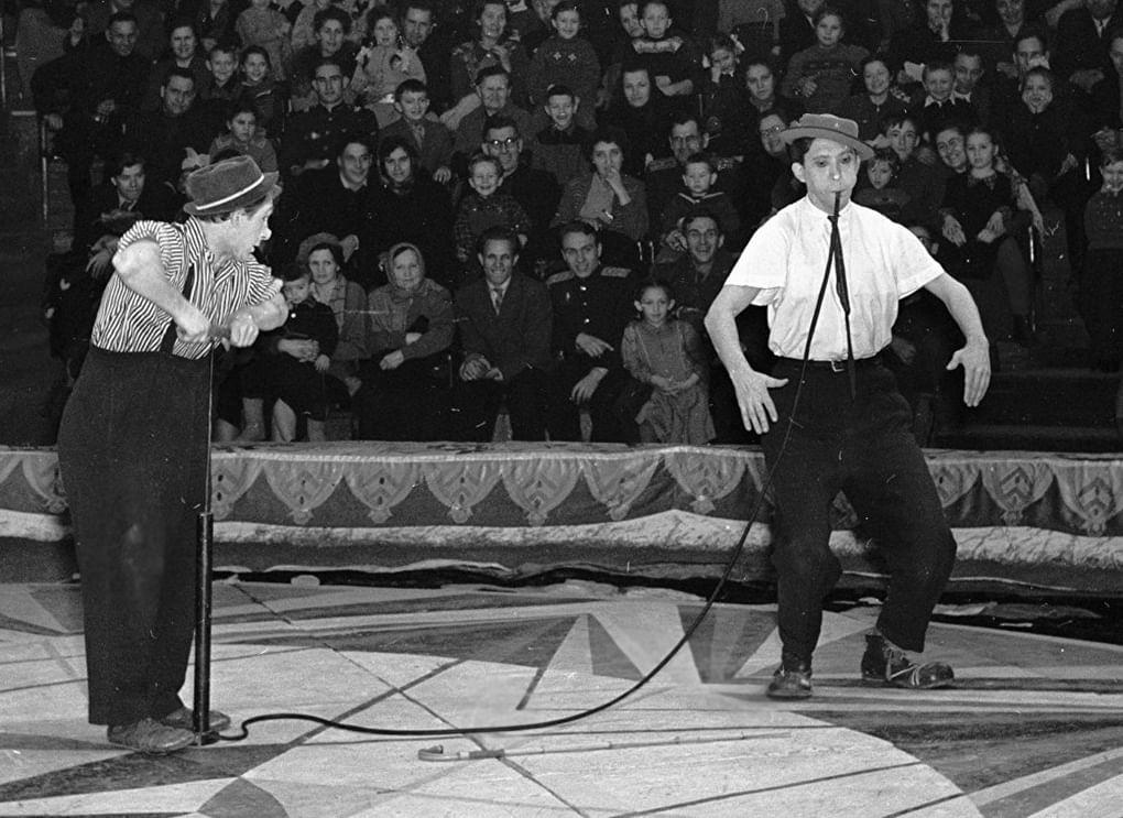 Юрий Никулин и Михаил Шульдин на арене цирка. 1958 год. Фотография: coollib.com