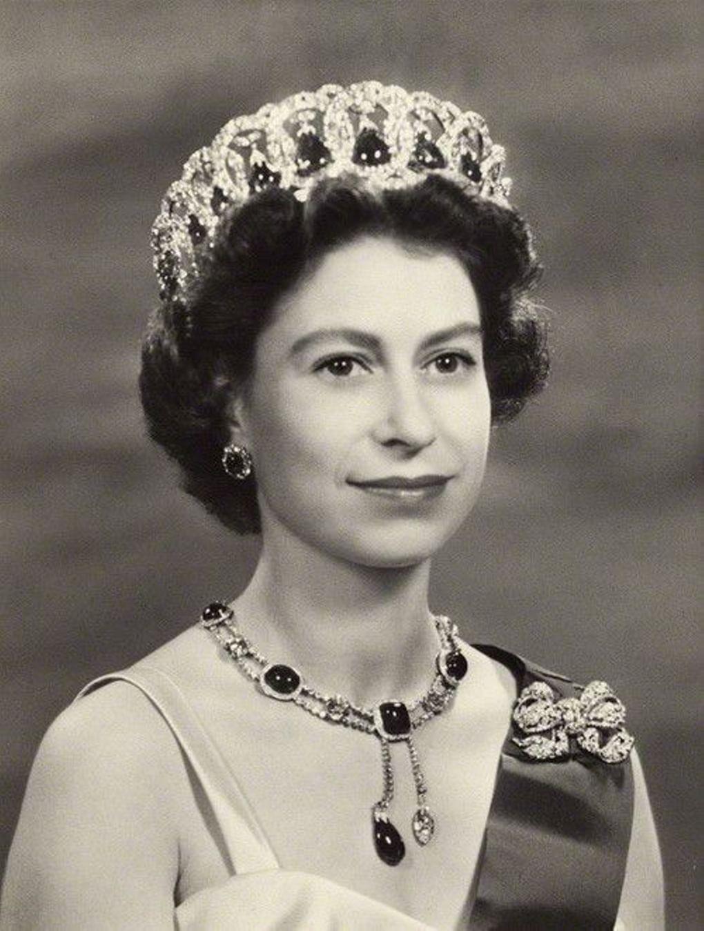 Королева Елизавета II во Владимирской тиаре. 1957