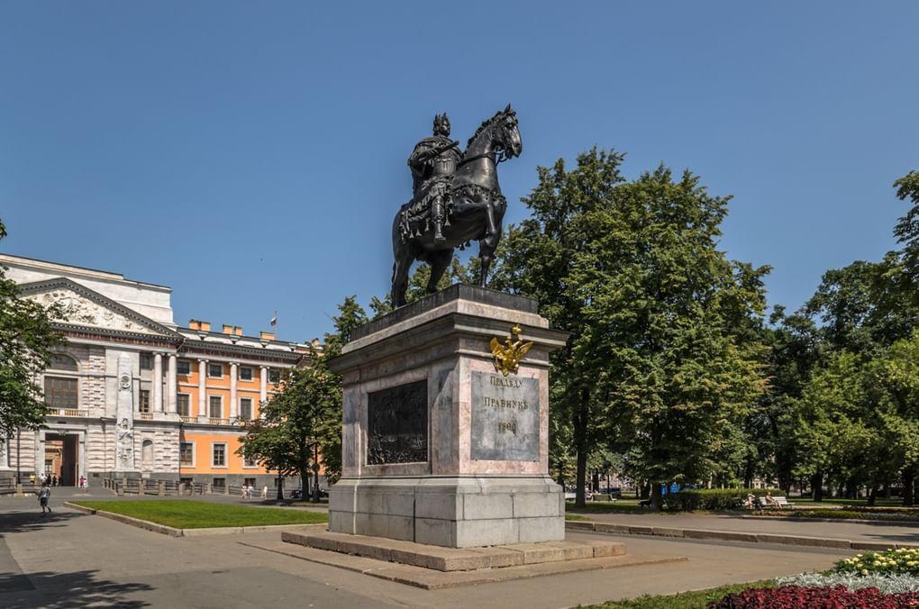 Памятник Петру I перед Михайловским замком, Санкт-Петербург. Скульптор Карло Бартоломео Растрелли. 1716-1800. Фотография: Alex &#x27;Florstein&#x27; Fedorov / <a href="https://commons.wikimedia.org/w/index.php?curid=27385457" target="_blank" rel="noopener">commons.wikimedia.org</a> / <a href="https://creativecommons.org/licenses/by-sa/4.0" target="_blank" rel="noopener">CC BY-SA 4.0</a>