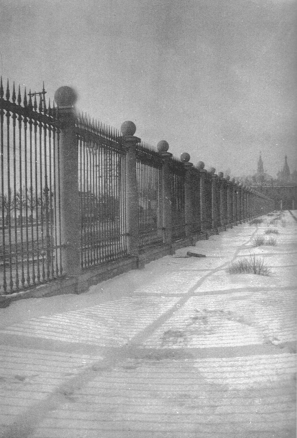 Ограда на Солянке. Фото Ильи Ильфа. Александра Ильф «Москва и москвичи в фотографиях Ильи Ильфа». Москва: Издательство «ЛомоносовЪ», 2011