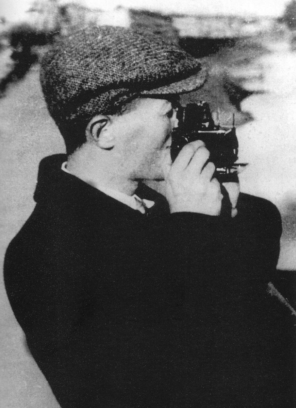 Ильф-фотограф. 1929 год. Фото Всеволода Чекризова. Александра Ильф «Москва и москвичи в фотографиях Ильи Ильфа». Москва: Издательство «ЛомоносовЪ», 2011