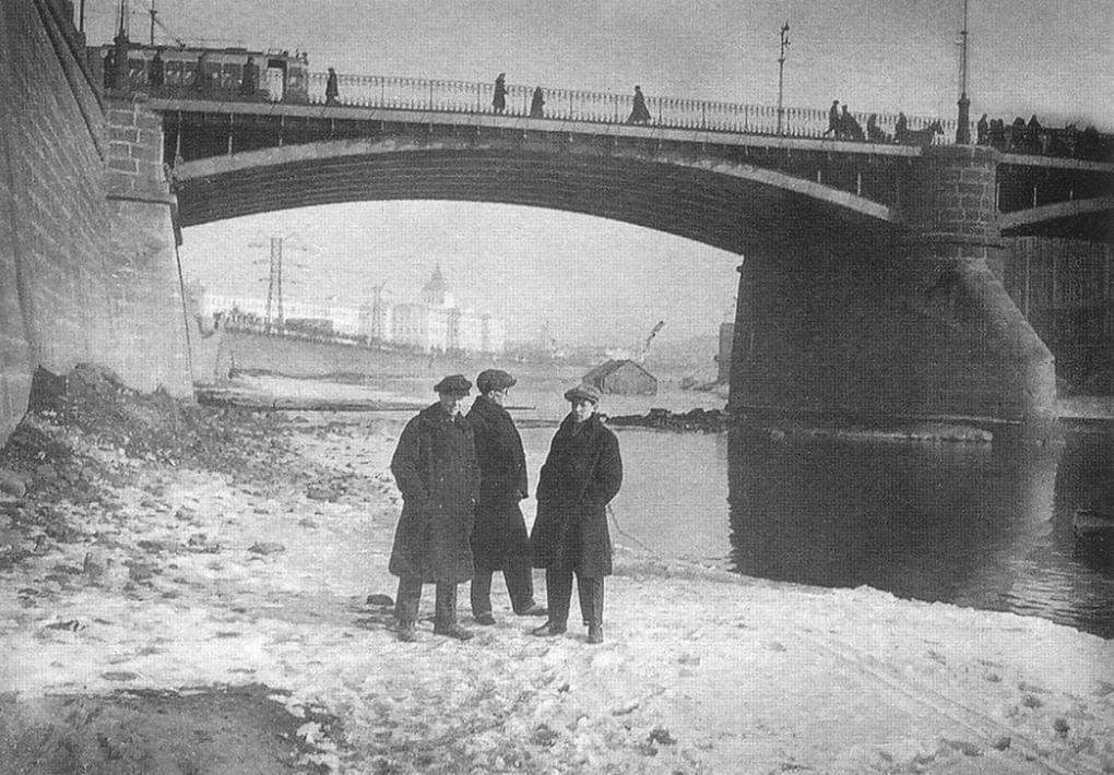 У старого Москворецкого моста. Александра Ильф «Москва и москвичи в фотографиях Ильи Ильфа». Москва: Издательство «ЛомоносовЪ», 2011