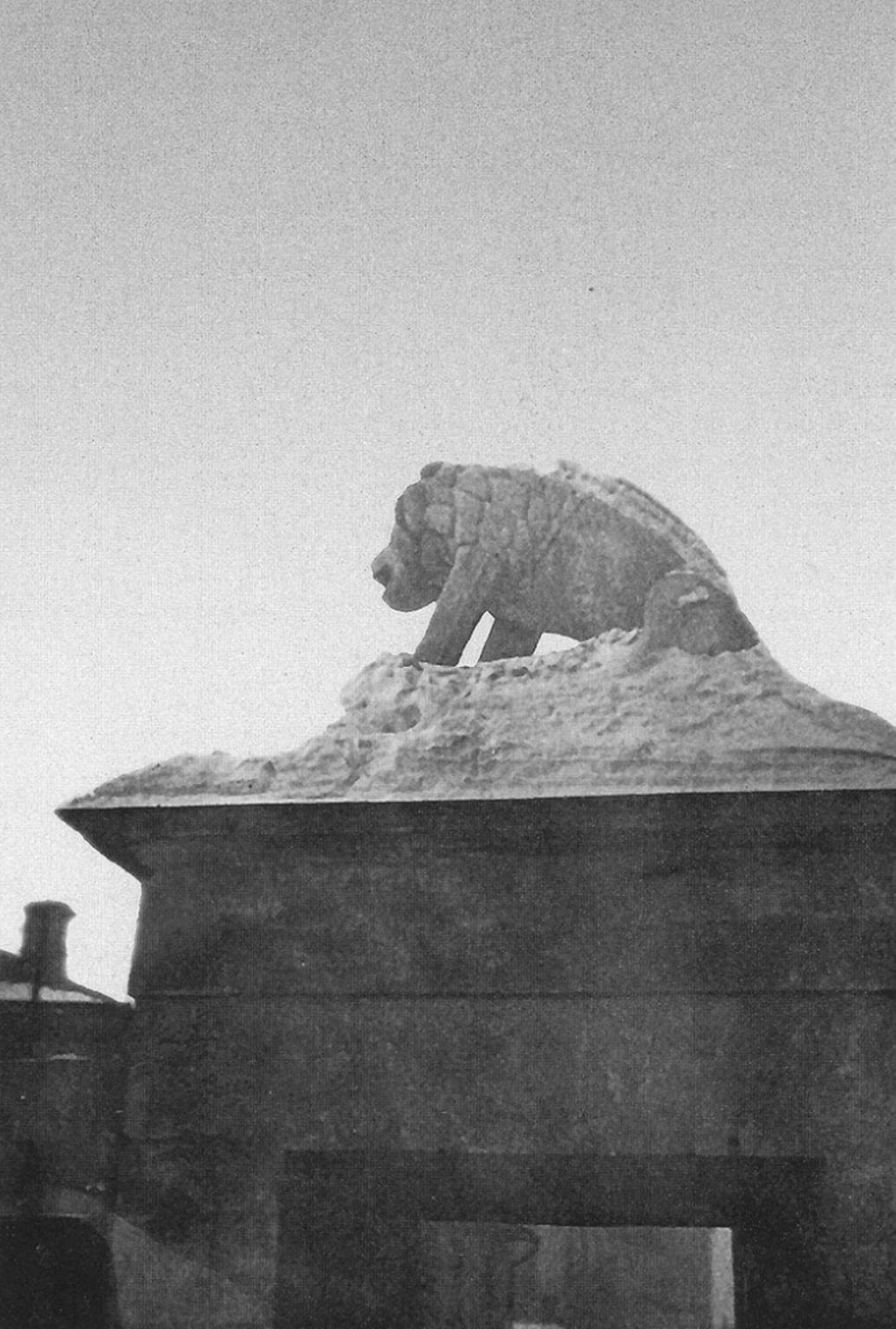 Лев на воротах бывшего Английского клуба на Тверской. Фото Ильи Ильфа. Александра Ильф «Москва и москвичи в фотографиях Ильи Ильфа». Москва: Издательство «ЛомоносовЪ», 2011