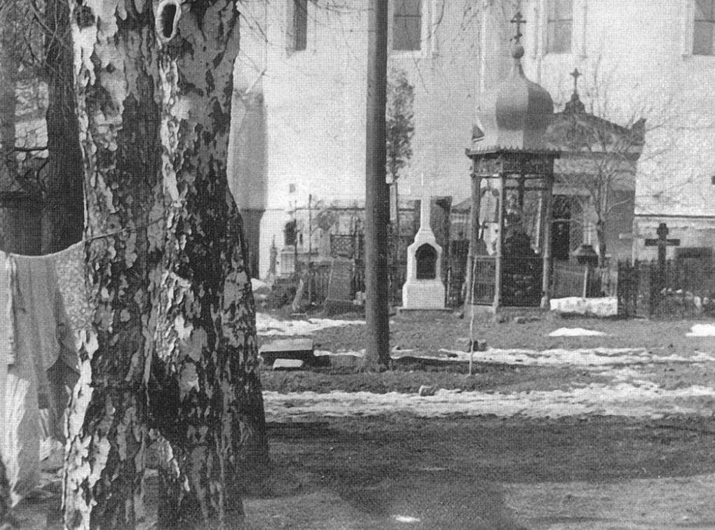 Территория Страстного монастыря (снесен в 1937 году). Фото Ильи Ильфа. Александра Ильф «Москва и москвичи в фотографиях Ильи Ильфа». Москва: Издательство «ЛомоносовЪ», 2011