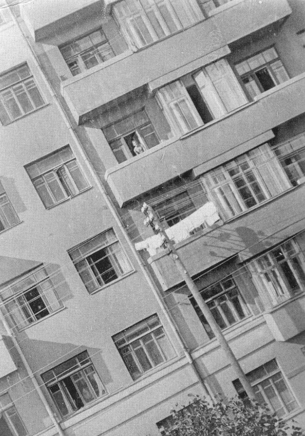Дом №5 в Соймоновском проезде, построенный для работников «Гудка». Ильф жил здесь на шестом этаже. Фото Ильи Ильфа. Александра Ильф «Москва и москвичи в фотографиях Ильи Ильфа». Москва: Издательство «ЛомоносовЪ», 2011
