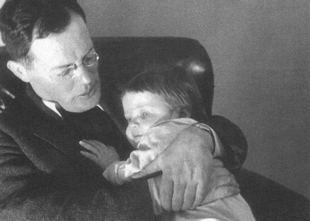 Ильф с дочерью Сашенькой. Фото Виктора Иваницкого. Александра Ильф «Москва и москвичи в фотографиях Ильи Ильфа». Москва: Издательство «ЛомоносовЪ», 2011